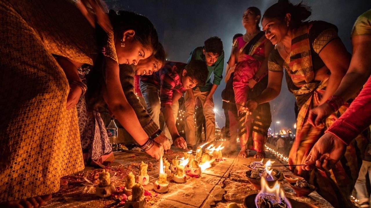 Unity in Diversity: Hindus and Muslims Celebrate Diwali Together at Karachi Temple